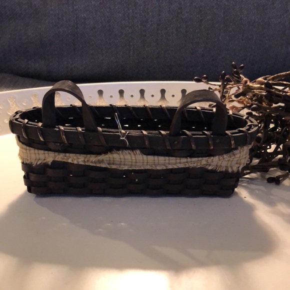 Primitive Rustic Americana woven basket with 3 clumps of wire berries - Picture 4 of 8